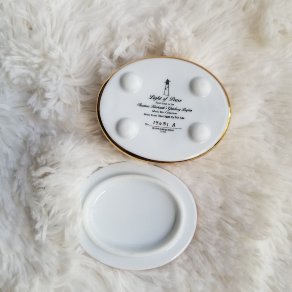 Thomas Kinkade LIGHT OF PEACE Lighthouse Music Box First Issue 1998 - Picture 7 of 7